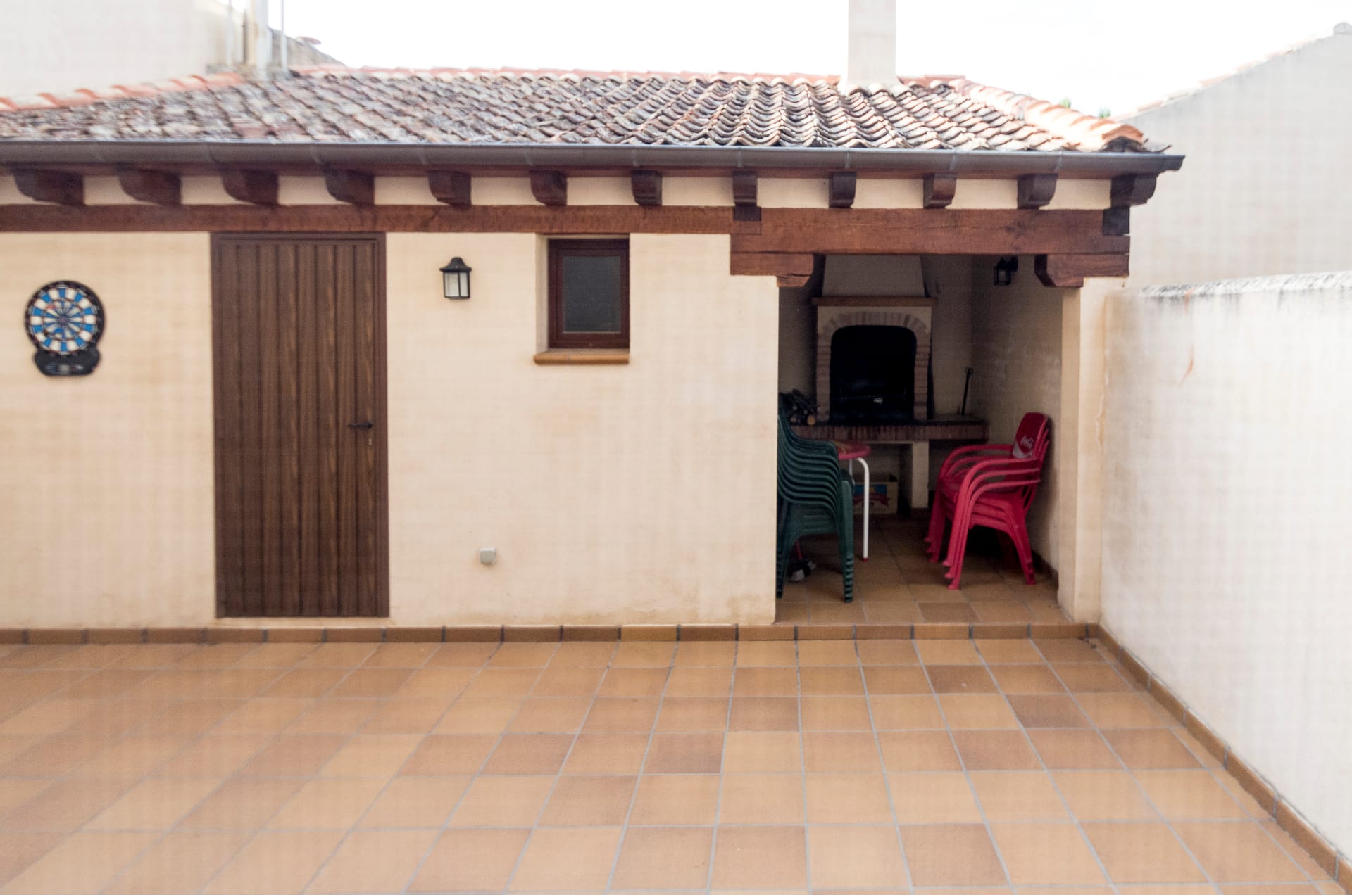 Jardín con barbacoa